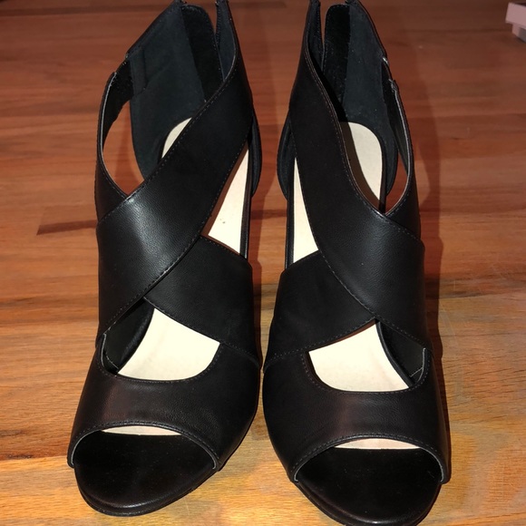 Black heels - Picture 2 of 2